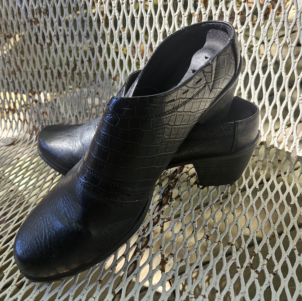 ππ3/20ππElegant Black Ankle Booties - Picture 5 of 5